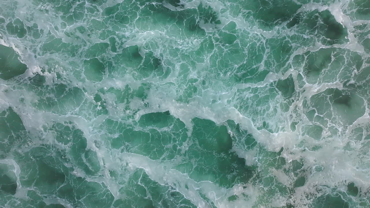 vista aérea de las olas y la espuma del océano