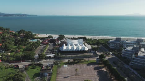 p12, un famoso club nocturno en jureiro internacional, florianópolis, sirve como escenario para numerosos eventos y artistas brasileños e internacionales.