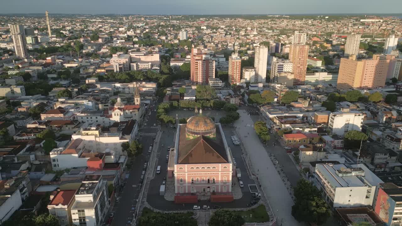 vista aérea de drones de la capital manaus amazonas, teatro amazonas, orilla del río rio amazonia