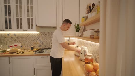 una pareja enamorada haciendo un sándwich en la cocina de la sala de estar