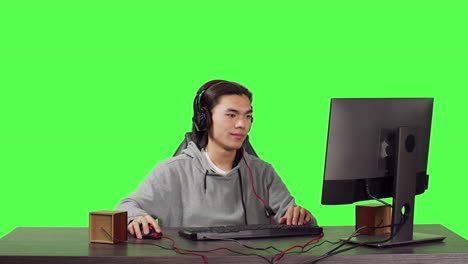 jugador asiático en la computadora en la pc