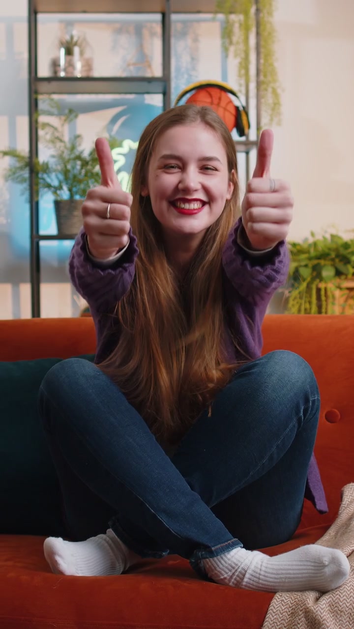 Aufgeregt, glücklich, junge Frau, überrascht, schockiert über den plötzlichen Sieg, gute Neuigkeiten über den Sieg, feiern Wow-Reaktion.