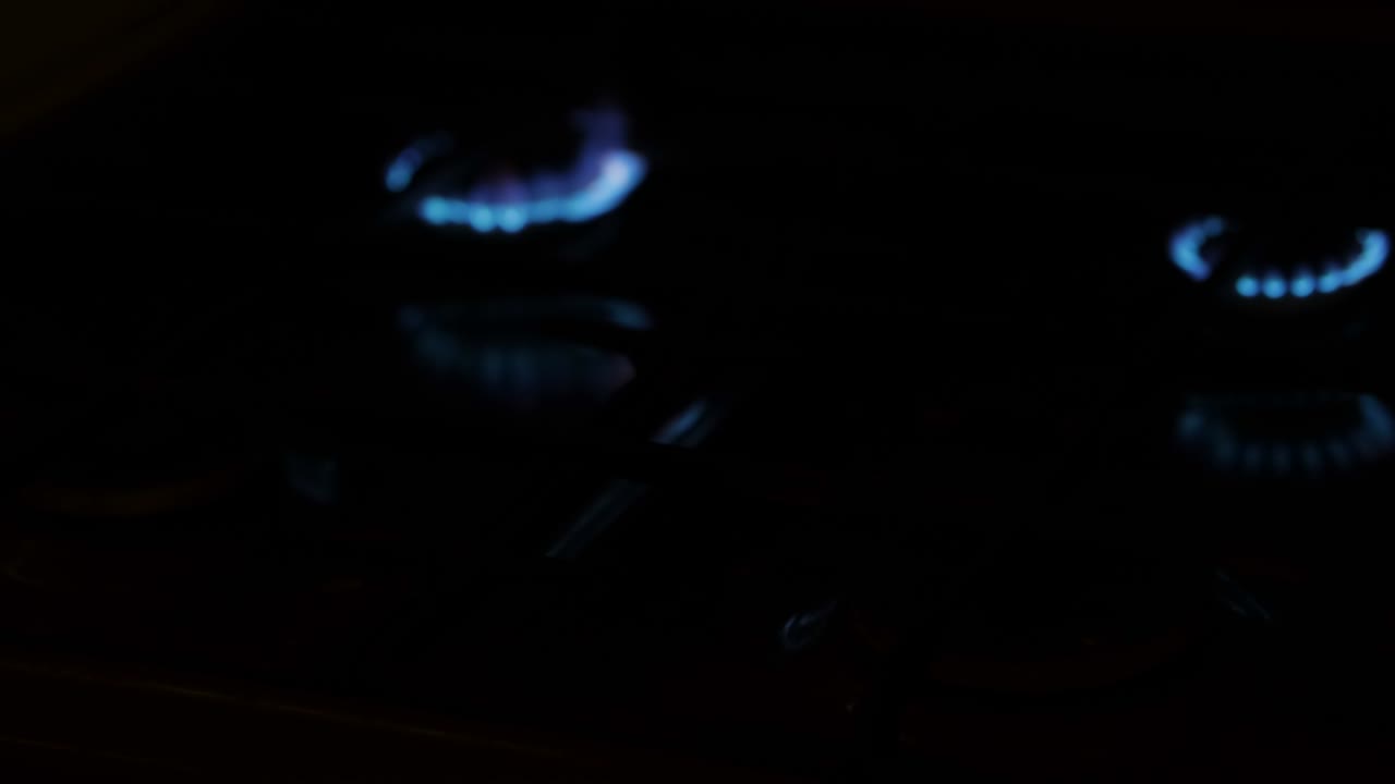 가스 연소기는 주방 스토브에 켜져 있고, 천연 가스가 문제가 있습니다.