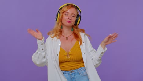 alegre chica atractiva escuchando música a través de auriculares y bailando discoteca tonteando alrededor divirtiéndose