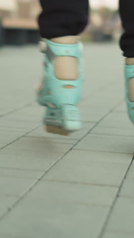 disparo dinámico de primer plano de patines en movimiento, deslizándose suavemente sobre un camino pavimentado en un parque. movimiento y energía del patinaje al aire libre, centrándose en las ruedas de patines mientras rodan sobre la superficie