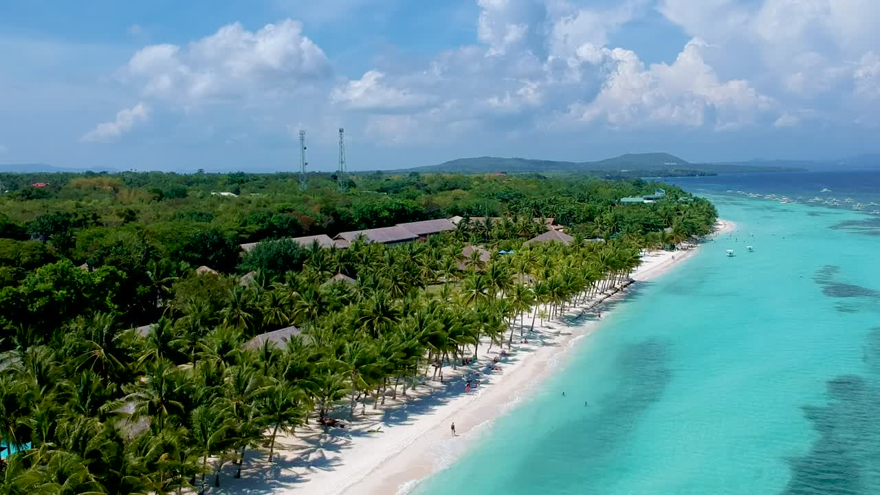 아름다운 해변 리조트의 넓은 공중 촬영