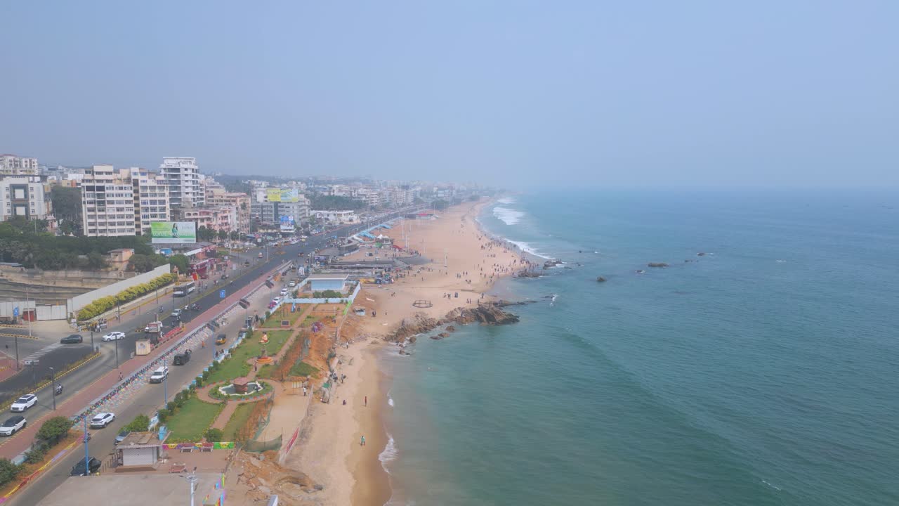 Veduta aerea di RK Beach, Bheemunipatnam Beach, Arco di roccia naturale, Tenneti Park, Nave MV MAA, Visakhapatnam, India