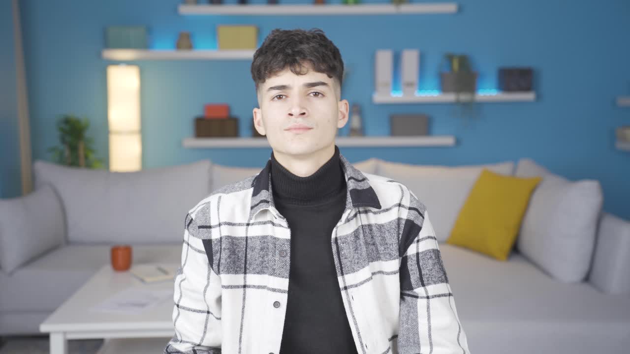 젊은 남자가 부정적인 정지 표지판을 만들고, "아니요"라고 말합니다.