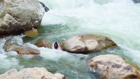 reiner bergwasser, das tagsüber aus dem berg aus einem flachen winkel fließt