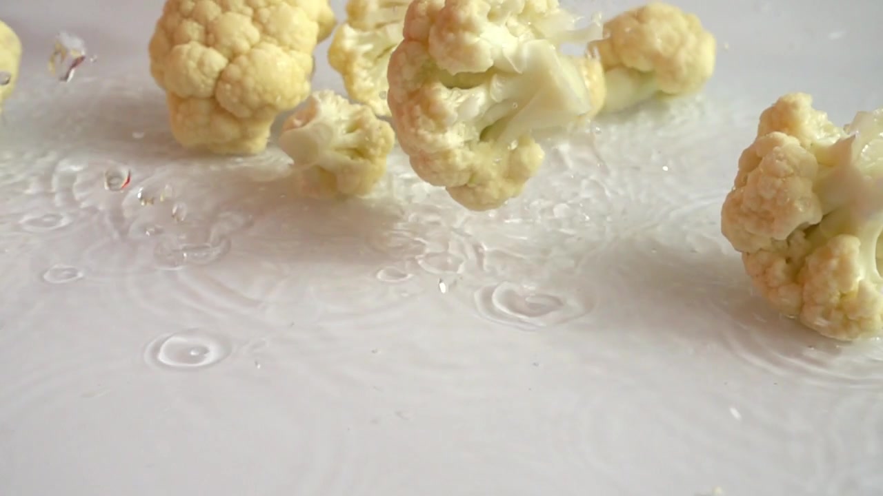 熟したカリフラワーと水しぶき。