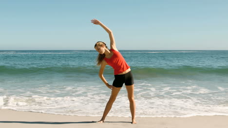 Mujer-Atractiva-Haciendo-Ejercicios-De-Estiramiento-En-La-Playa