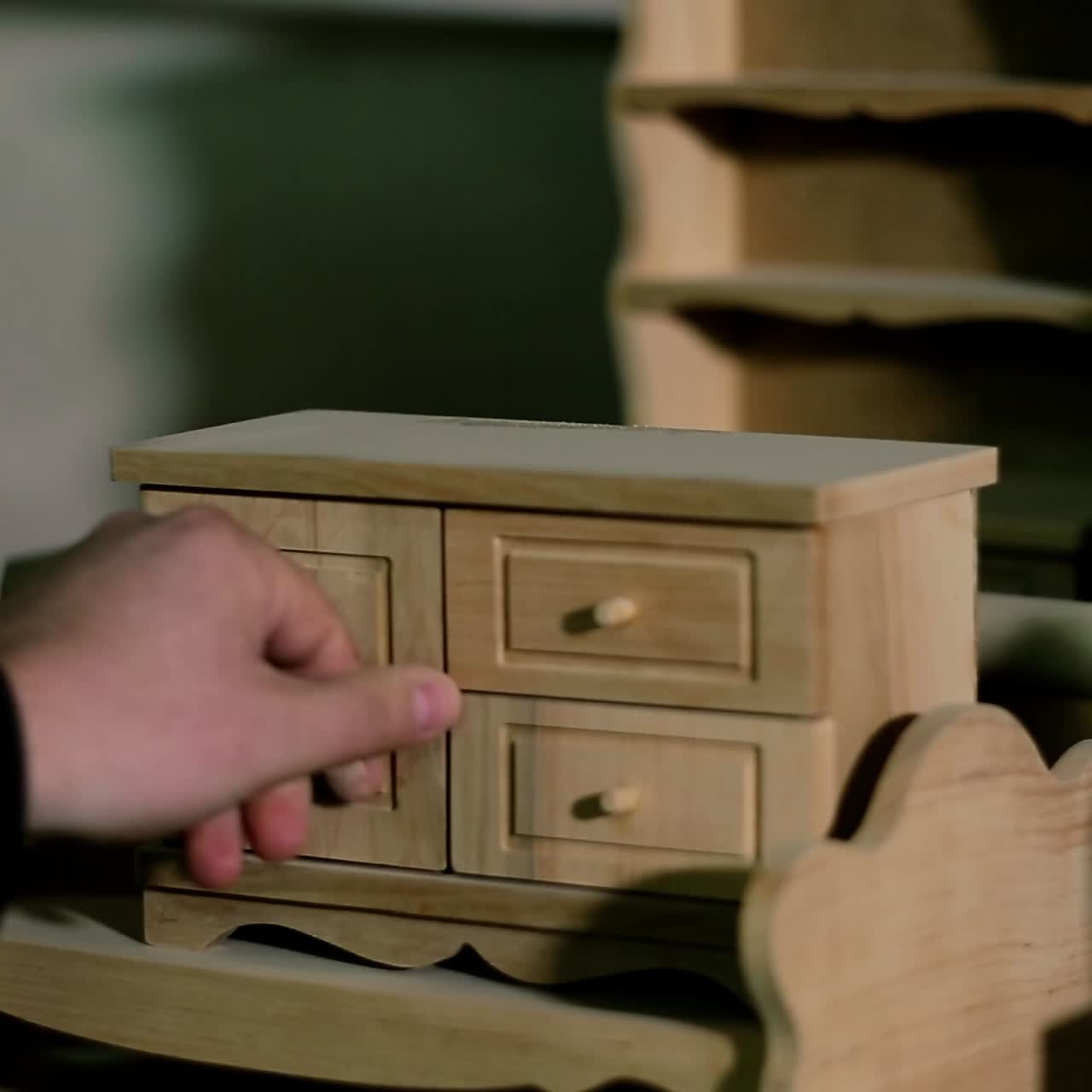 Muebles de madera en miniatura hechos a mano