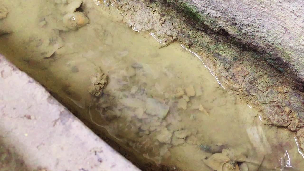 productos químicos aguas residuales de la industria en el flujo del canal a la planta de tratamiento de aguas residuales