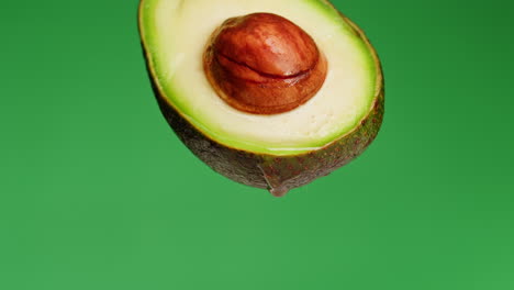 primer plano de un aguacate cortado