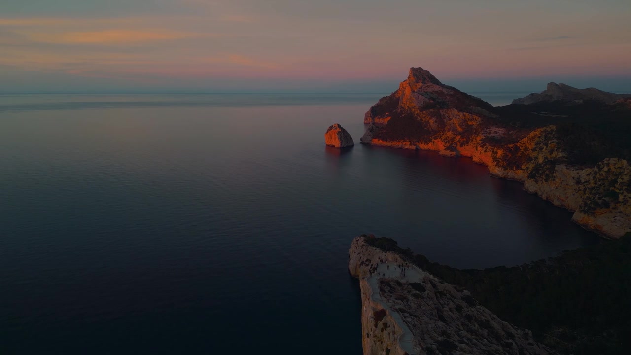 Punto panoramico dell'isola di Es Colomer, Cap Formentor, Maiorca, Spagna. Bellezza naturale scenografica, montagne cinematografiche, formazione rocciosa, paesaggio costiero. Epica ripresa aerea documentaristica con drone 4K UHD al tramonto nell'ora d'oro.