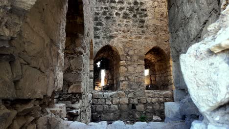 una vista desde el interior de la fortaleza genovesa en feodosia, rusia, que muestra las gruesas paredes de piedra y las ventanas arqueadas