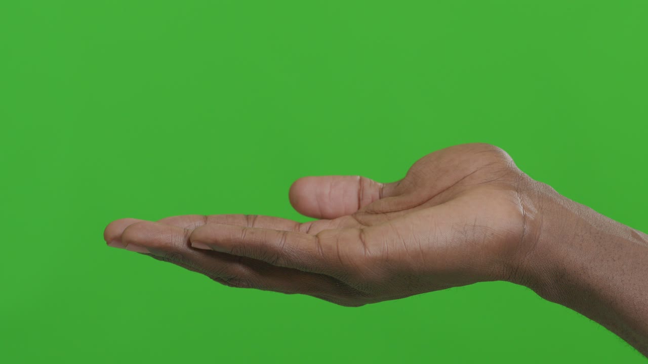 mano abierta en la pantalla verde