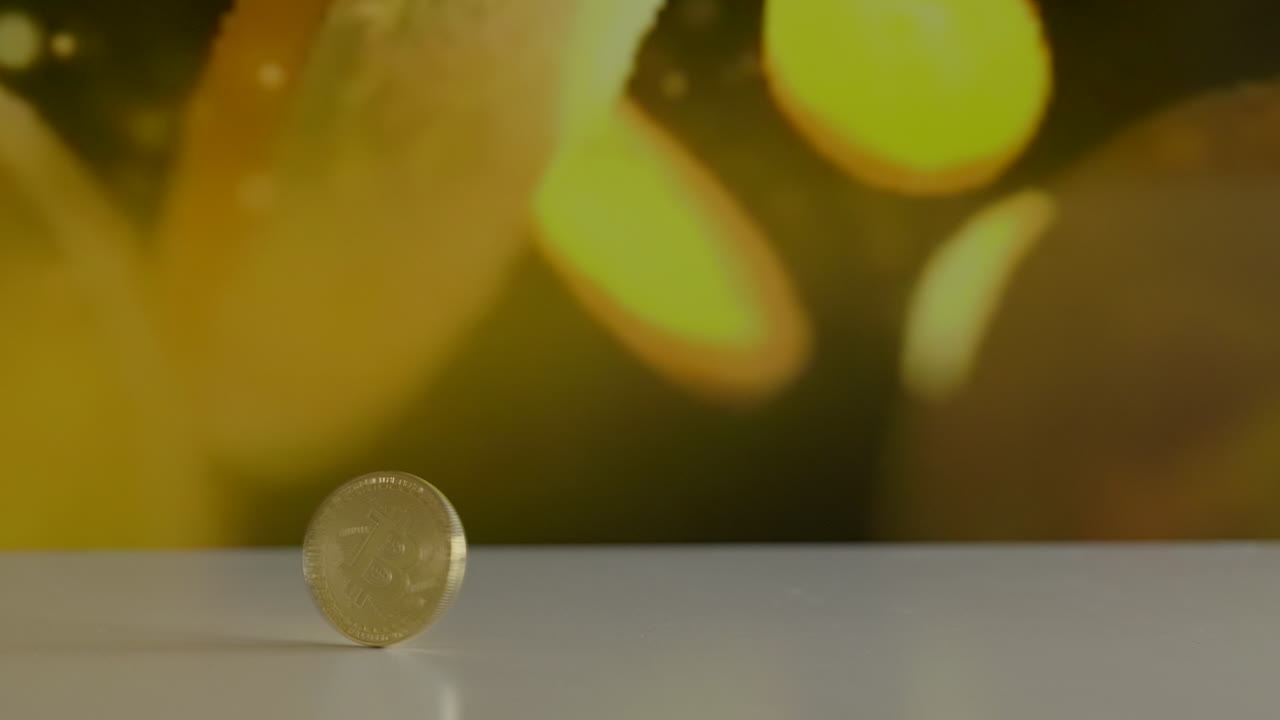 la mano de un hombre girando un bitcoin con un