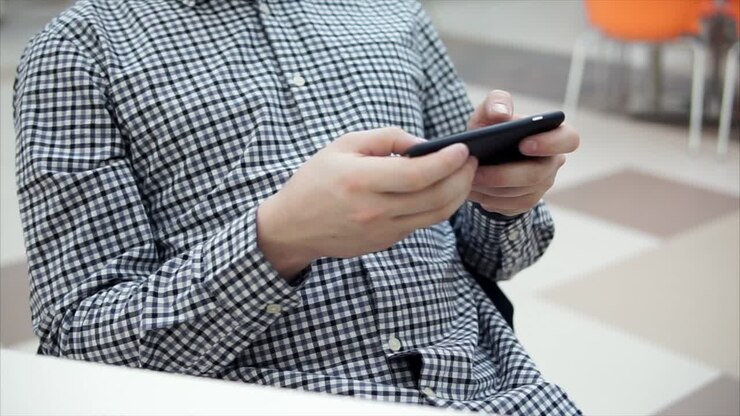 Person using smartphone in a cafe