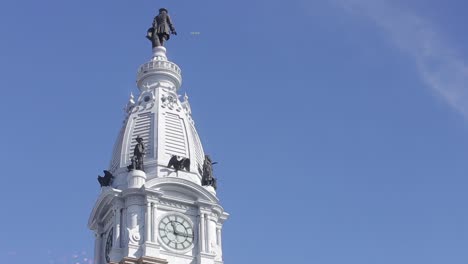 estatua de william penn en la cima del ayuntamiento - avión volando en el cielo - filadelfia