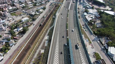 Verkehr-Auf-Einem-Massiven-Autobahnkreuz-Mit-Mehreren-Ebenen-Und-Schleifenförmiger-Straße-In-Hongkong,-Luftbild