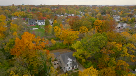 Sobrevuelo-Aéreo-Hermosos-árboles-En-Color-Pico-En-Otoño-En-Un-Bonito-Barrio-De-Kirkwood-En-St.