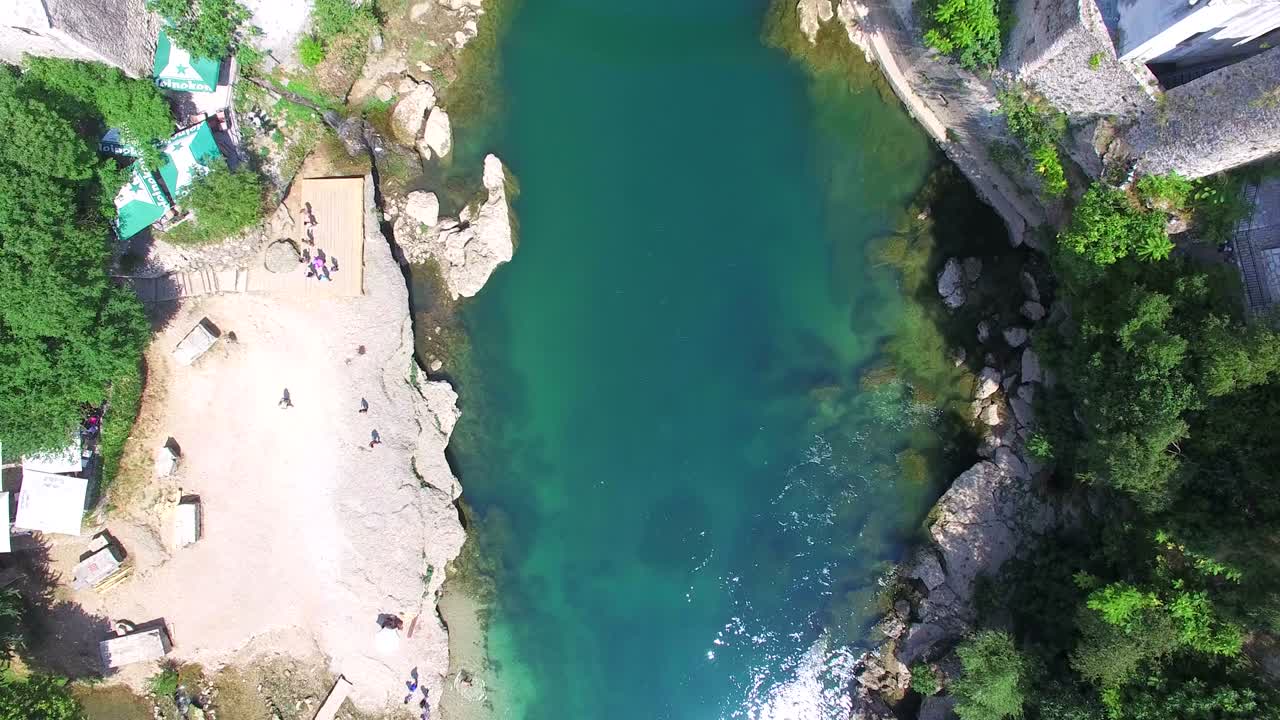 vista aérea del río neretva en bosnia