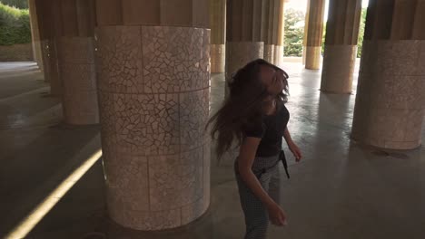 niña hermosa dando la vuelta y sonriendo al aire libre. sightseeing de la ciudad de barcelona