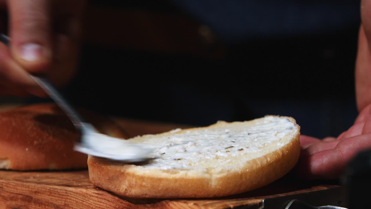 소스와 함께 햄버거 을 준비하고 있습니다.