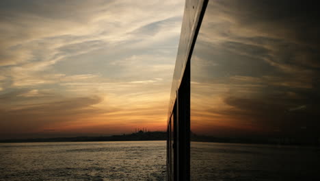 reflejos simétricos en una ventana de un barco turístico en estambul en una maravillosa puesta de sol