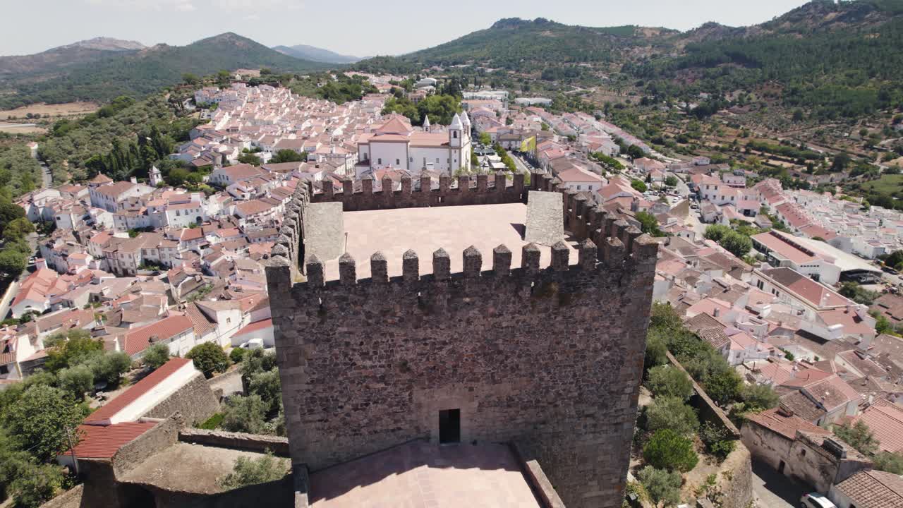 Vista aerea attorno alla Torre del Castello di Castelo de Vide, con un tipico villaggio dell'Alentejo sullo sfondo