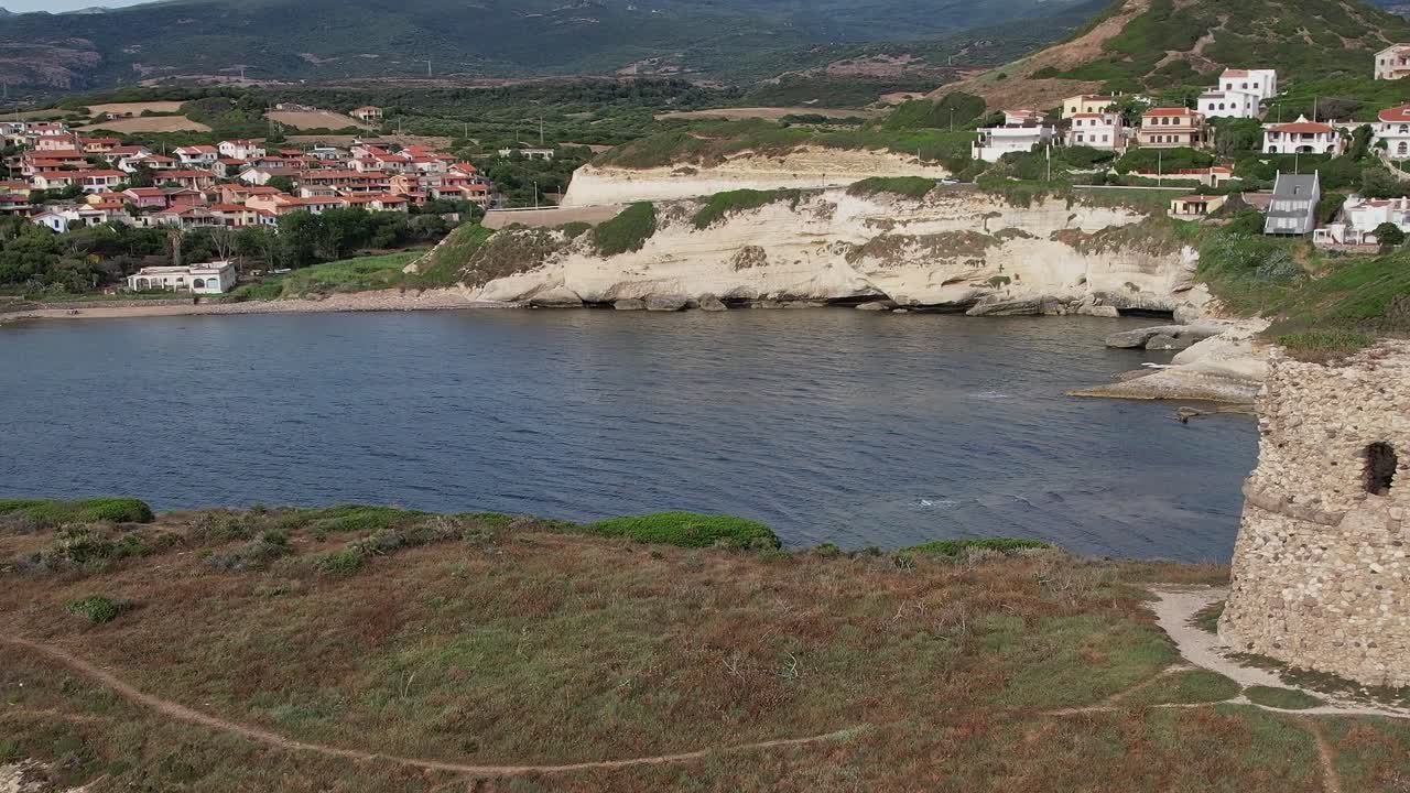 Tutustu rannikkonäkymiin ja historiallisiin kohteisiin Sardiniassa vesiteitse