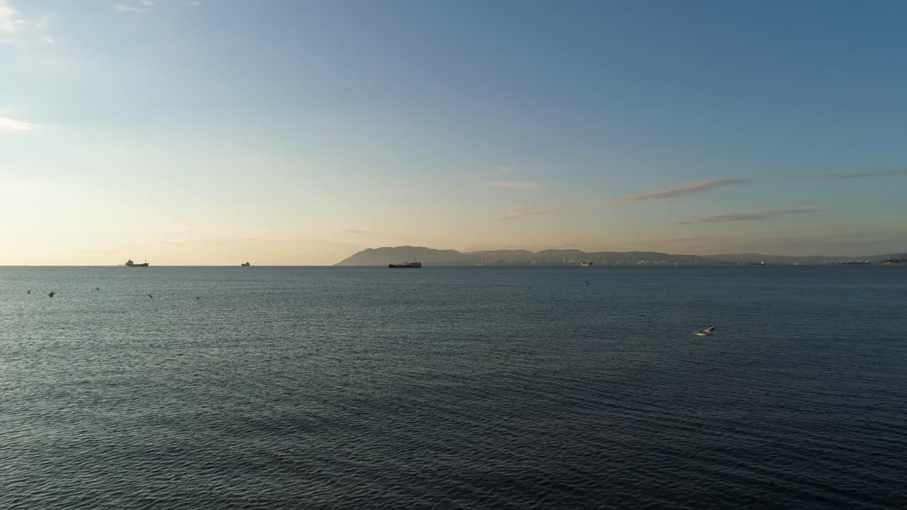 바다 에 있는 배 들 과 함께 해안 경관