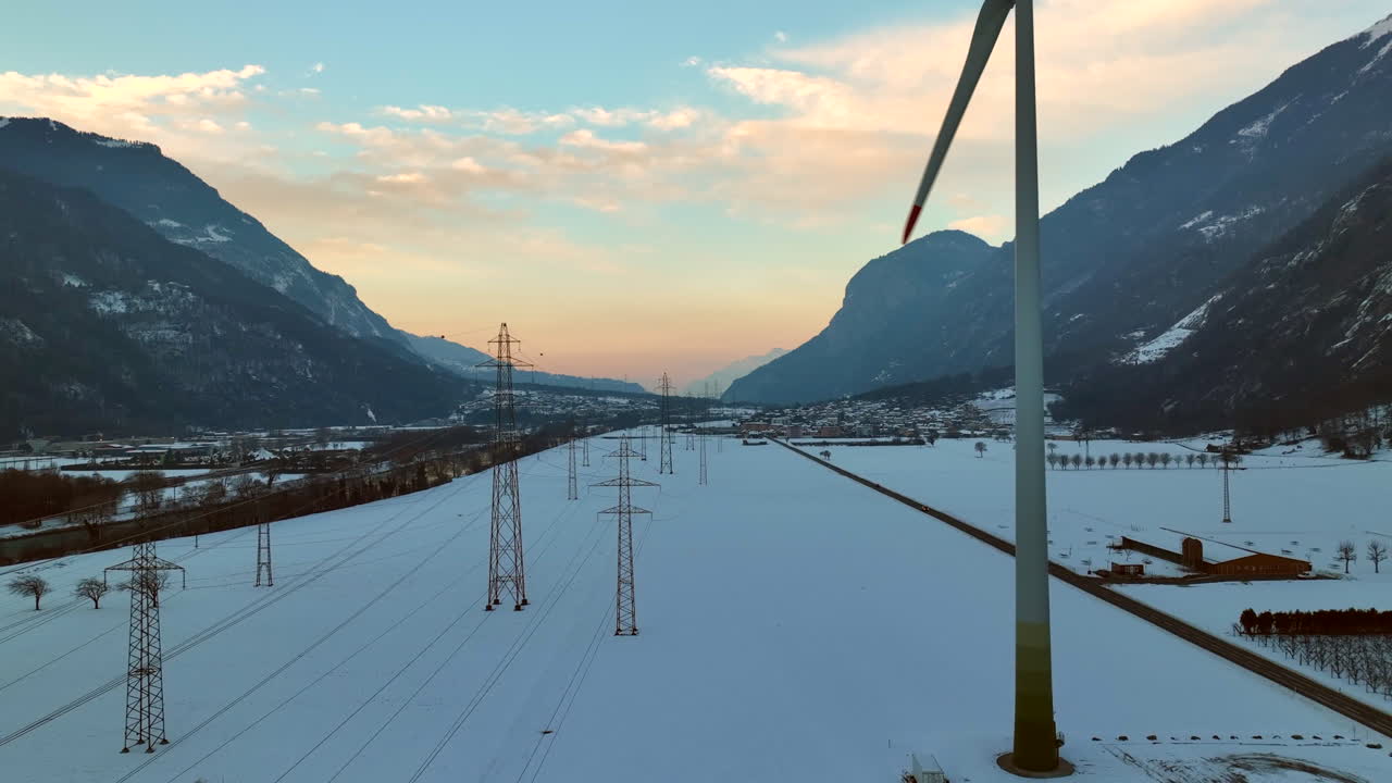 겨울 저녁 론 계곡의 현대식 회전 풍차 옆에 있는 긴 전력선