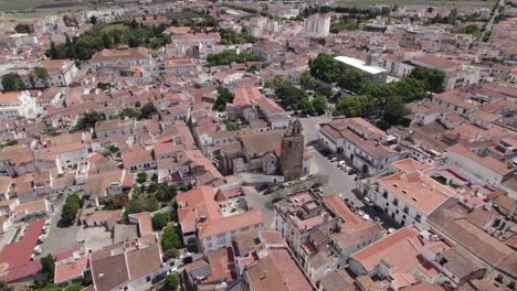 Impressive-torre-dos-sinos-e-do-relogio,-aerial-push-in