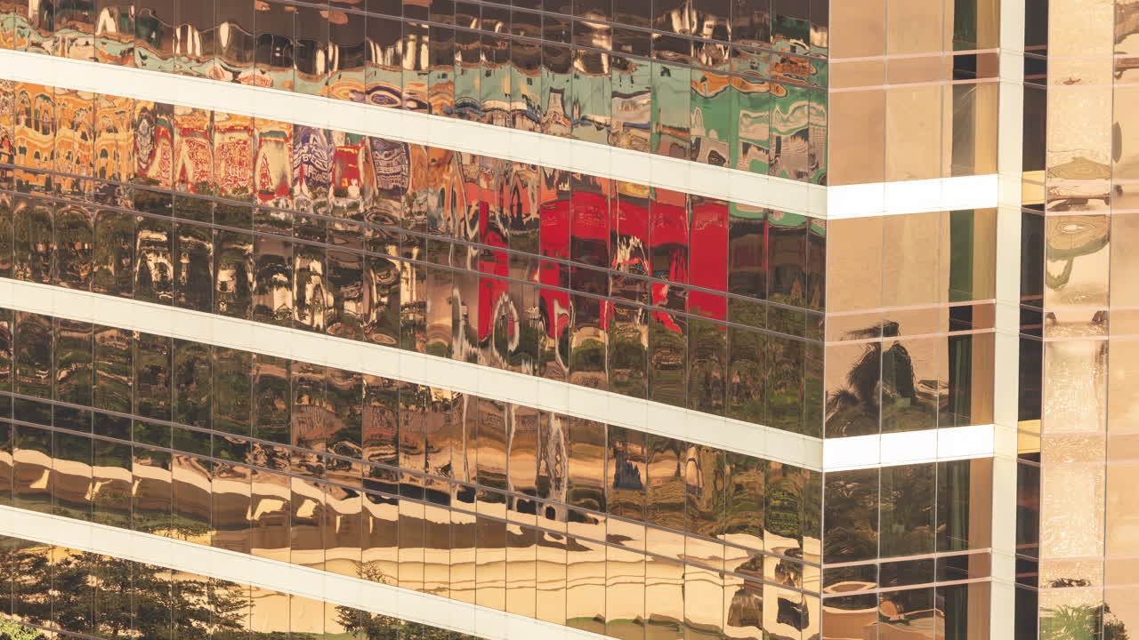 Riflessi colorati e distorti sulla facciata di un moderno edificio in vetro