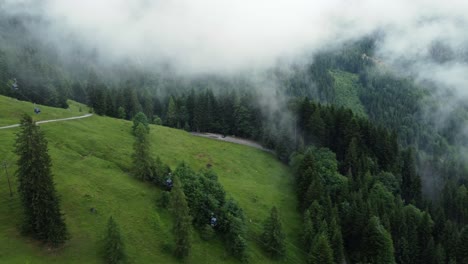 Seilbahn-In-Den-österreichischen-Alpen-An-Einem-Sehr-Bewölkten-Tag