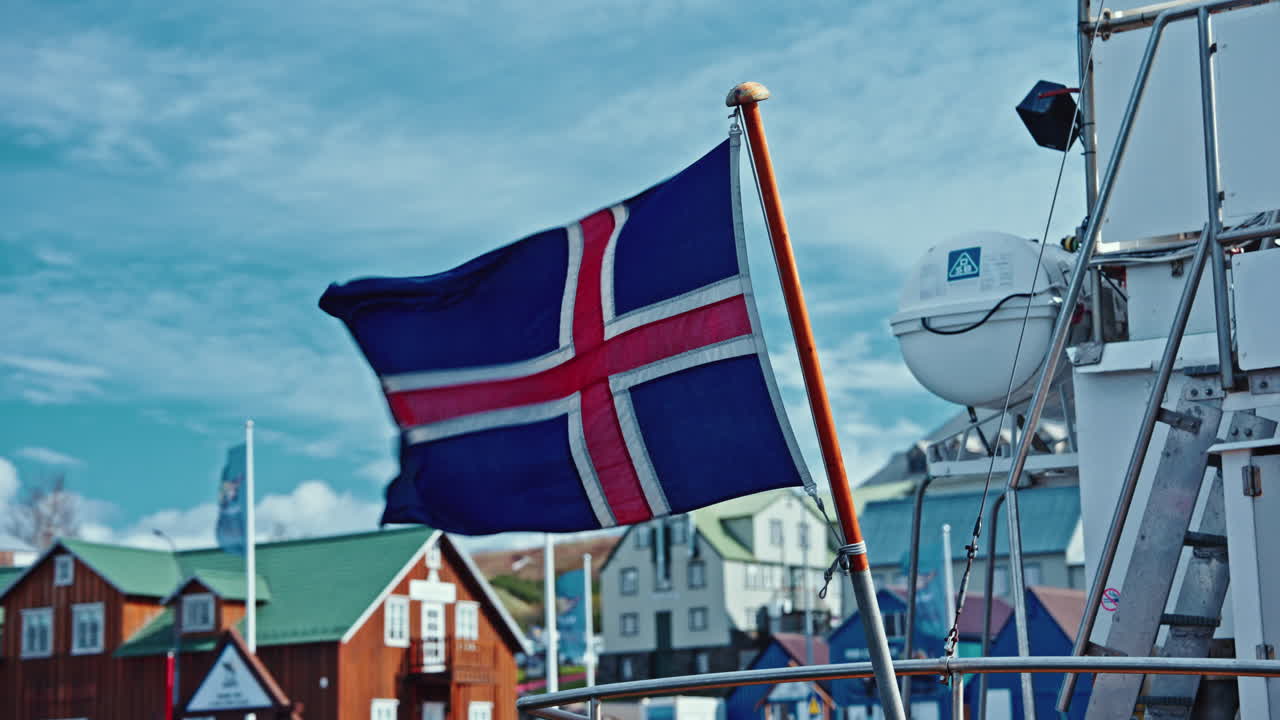 아이슬란드 국기가 해상 선박에서 흔들리는 모습