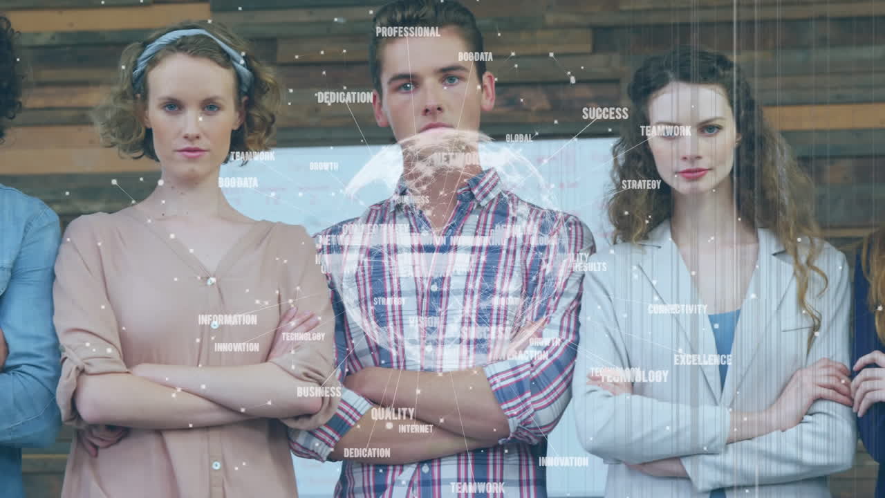 animación del globo sobre los hombres de negocios caucásicos en la oficina