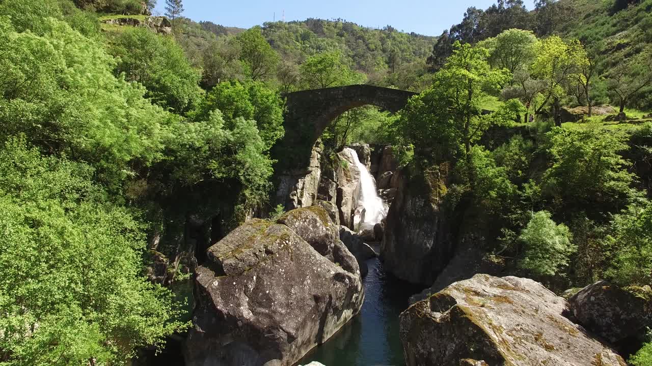 puente de imágenes de drones sobre cascada