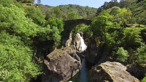 Drohnenaufnahmen-Brücke-über-Wasserfall