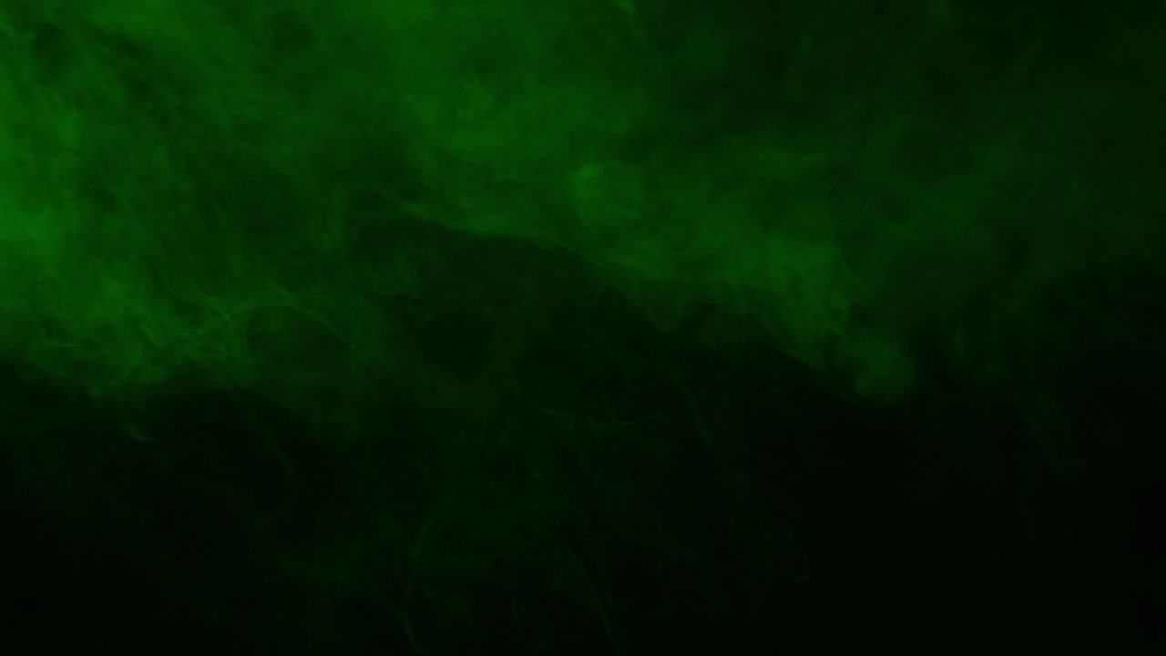 Realistisk grøn røg eller tåge driver og hvirvler på en sort baggrund. Ideel til overlejringer, special effects og til at skabe en mystisk, giftig eller magisk atmosfære.