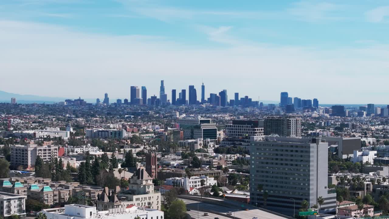 왼쪽을 는 은 날 로스앤젤레스 스카이라인의 텔레포토 드론