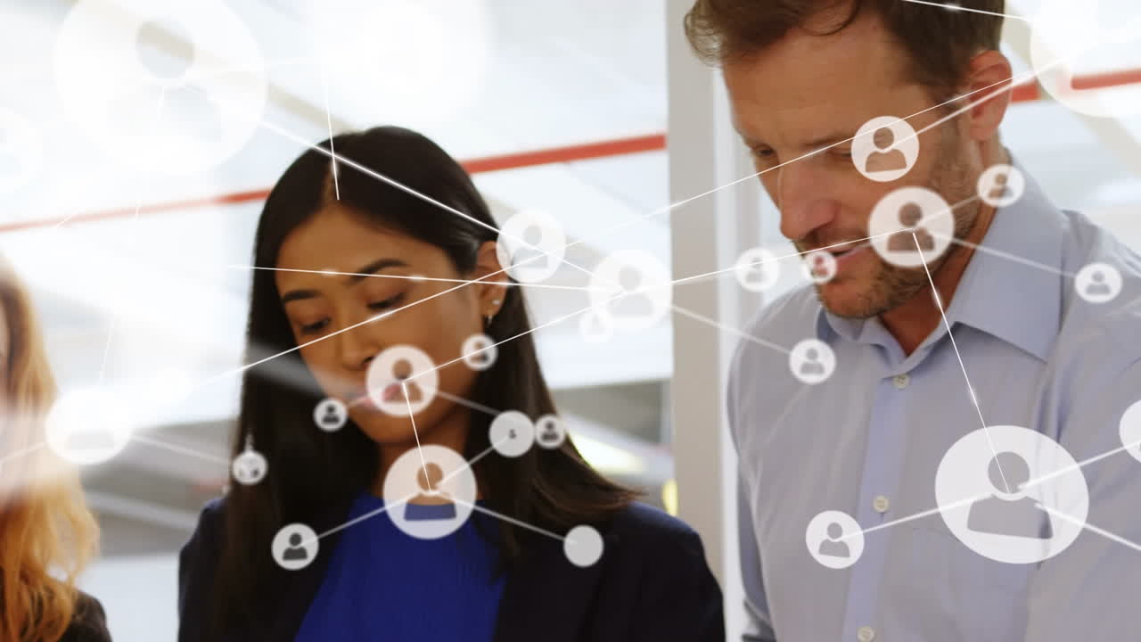 animación de la red de conexiones con las personas iconos sobre diversas personas de negocios