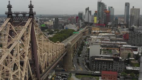 Luftdrohnen-Gleiten-Tagsüber-Entlang-Der-Queensboro-Bridge-In-New-York