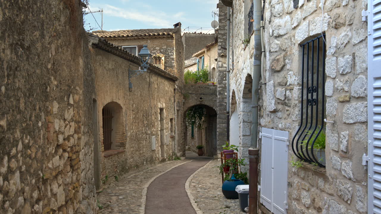 Vista delle strette vie acciottolate di Saint Paul de Vence, Francia