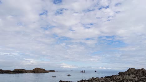 toma 4k de paddle boarders en la rocosa playa costera de lee bay en north devon uk