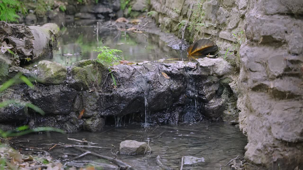 Acqua che scorre nel fiume
