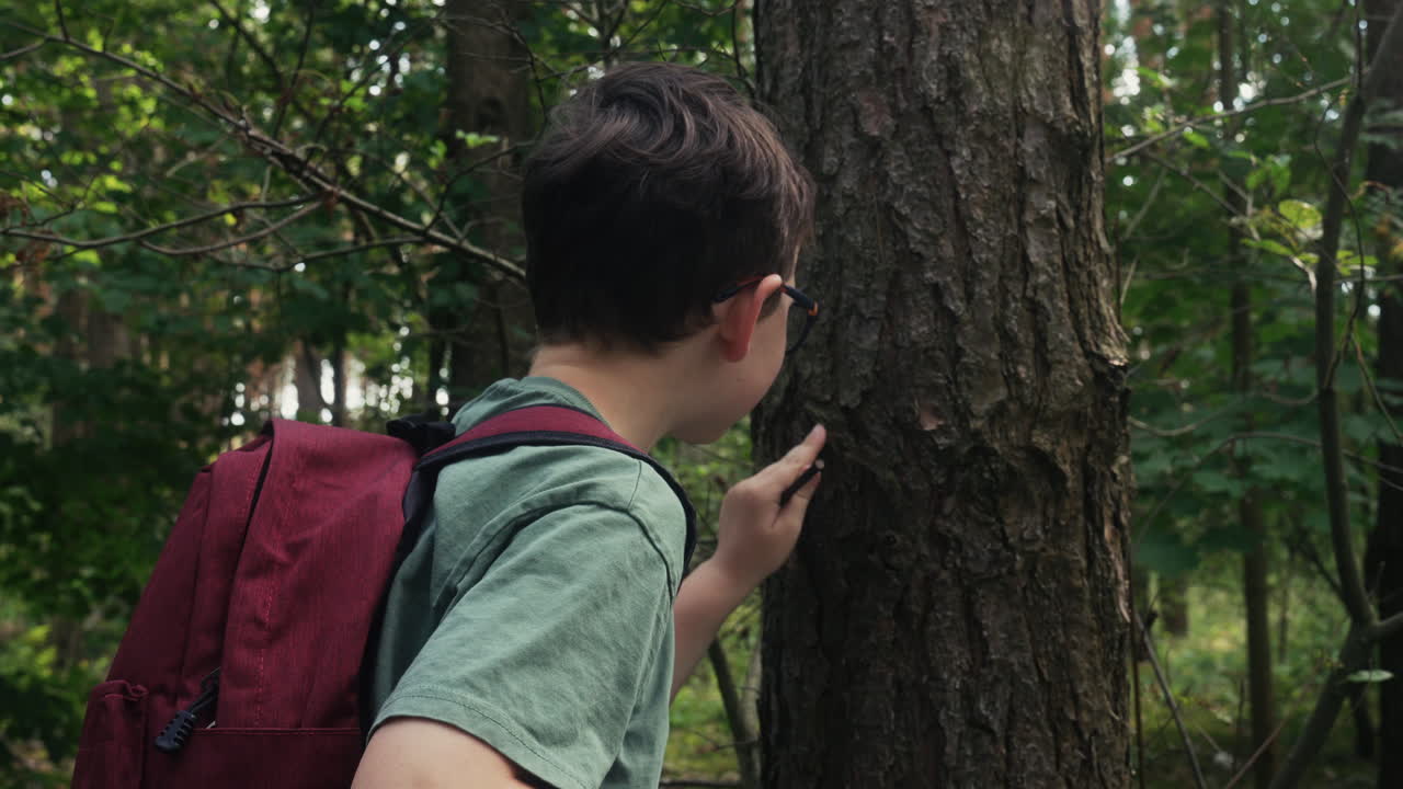 노트북에 글을 쓰는 아이