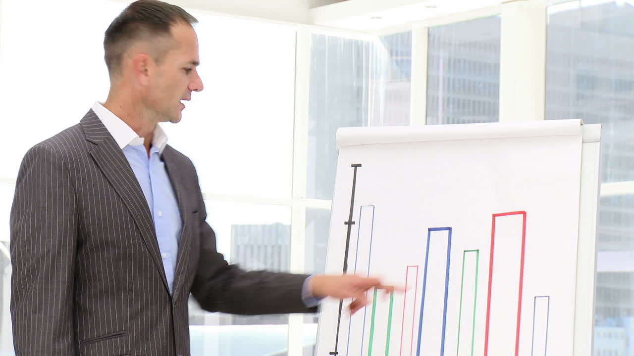 un hombre de negocios maduro haciendo una presentación.